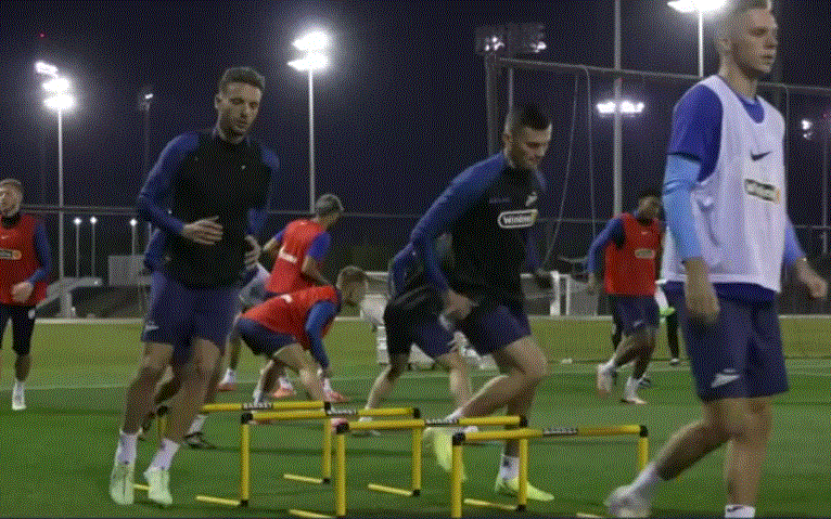 Питерцы, как плотва, трутся у барьеров.