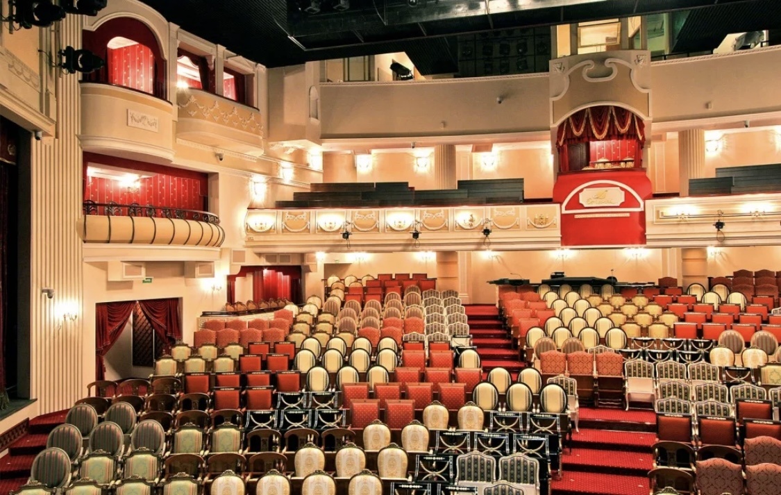 Стулья -это  особое зрелище. 