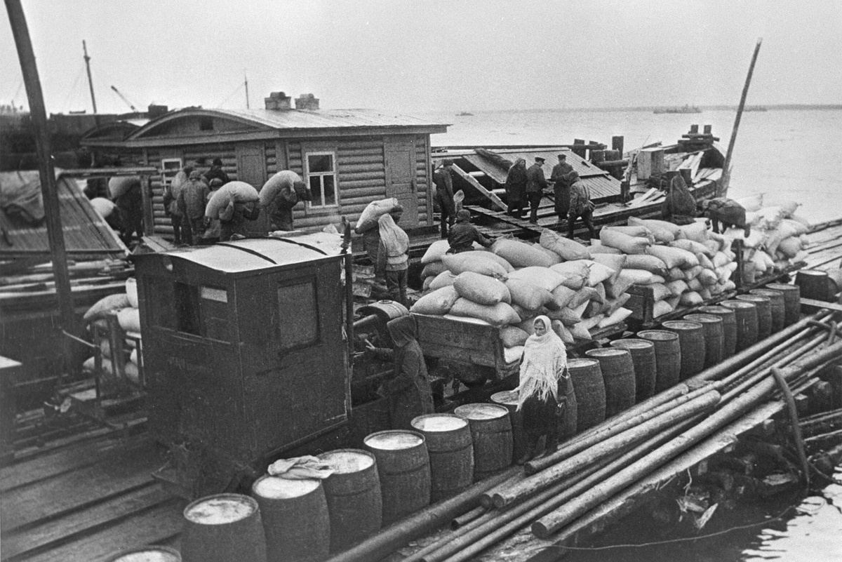 Жители блокадного Ленинграда набирают воду в «колонке», оборудованной на Невском проспекте./фото: РИА Новости