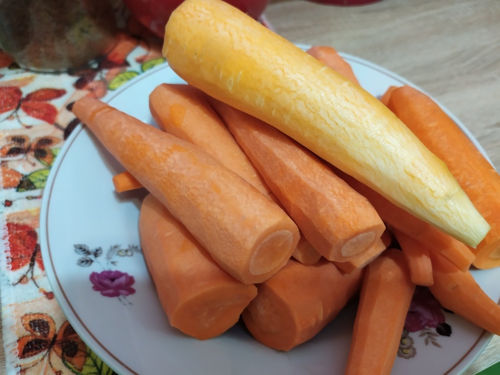 Светлая морковь среди обычных 