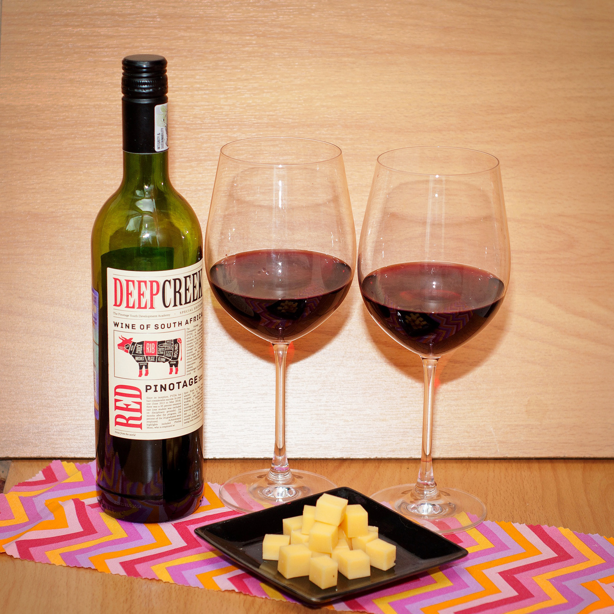 Фотоаппарата под рукой не было, поэтому сфотали на телефон. Зато смотрите, какая по-настоящему африканская полоска материи отыскалась!