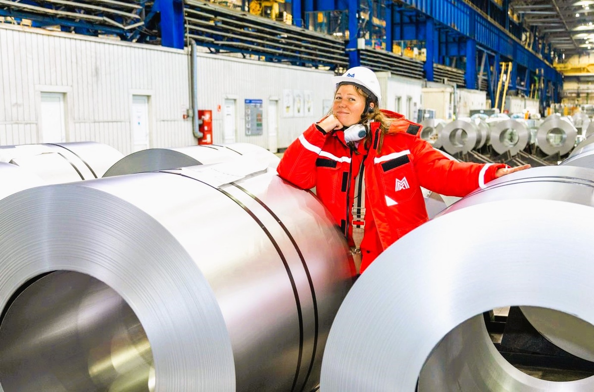 На экскурсии в листопрокатном цехе Магнитогорского металлургическогог комбината