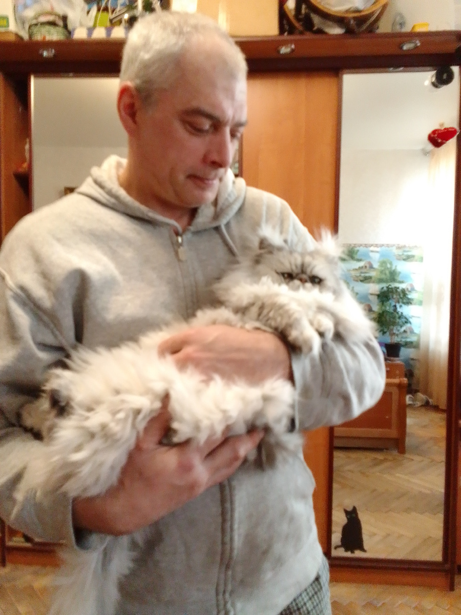 Держит, как ребёнка)