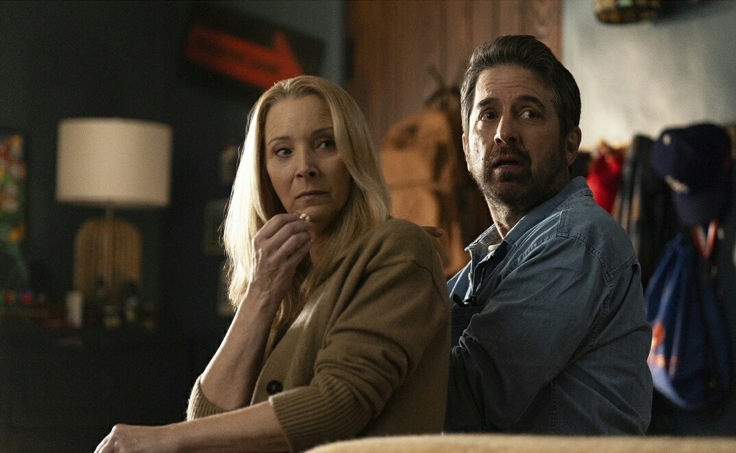 Кадр из сериала "За красивым фасадом". 2024 год