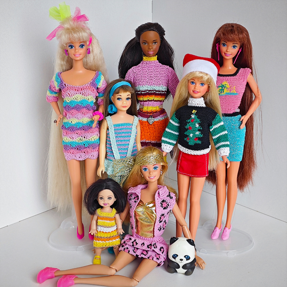 Винтажная компания Барби, сестер и подруг в вязаных нарядах