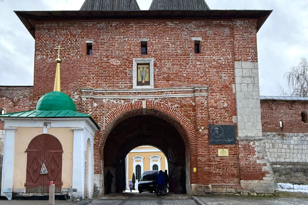 Никольские ворота Зарайского кремля, надпись на стене свода, справа