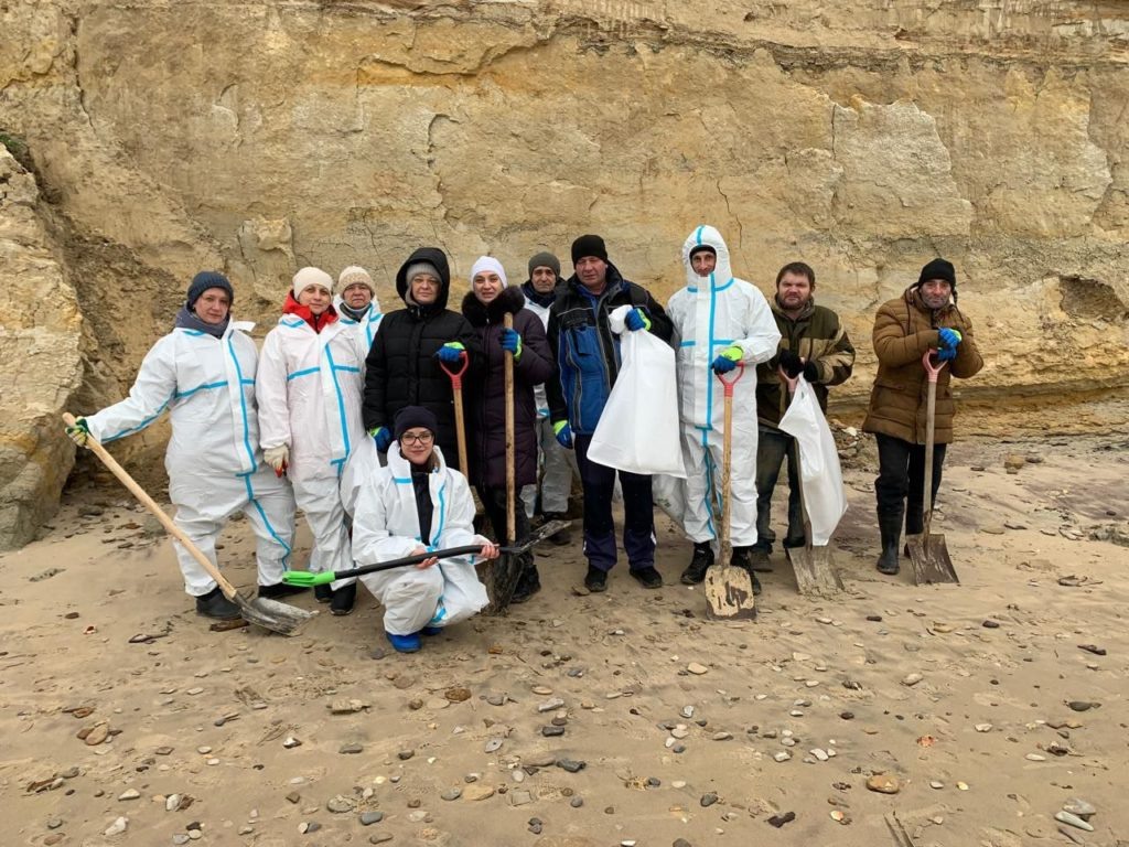    Сотрудники администрации Ахтанизовского поселения, МКУ «Ахтанизовская ПЭС» и МБУК «Ахтанизовский КСЦ» продолжают волонтёрскую деятельность по ликвидации мазута с побережья посёлка Веселовка. «Устали, но к работе подошли со всей ответственностью», — делятся участники устранения ЧС.