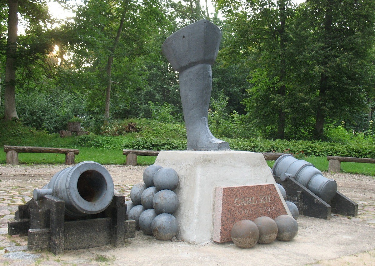 Памятник сапогу шведского короля Карла XII в латвийском поселке Вирга
