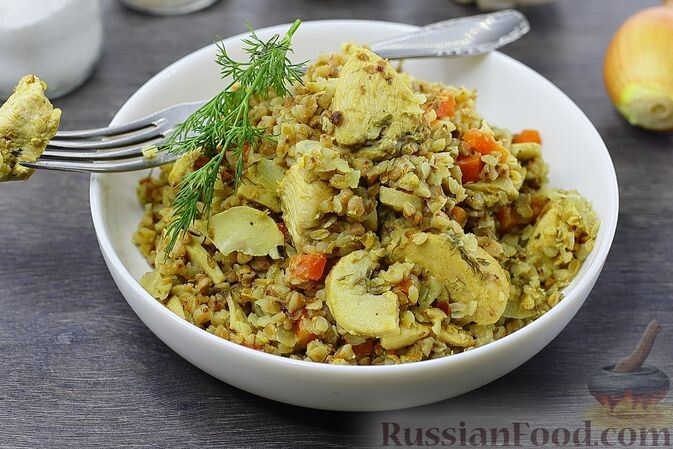 крупа гречневая, куриное филе, шампиньоны, лук репчатый, морковь, сметана, горчица, масло растительное, паприка, укроп, перец чёрный молотый, соль, приправа для курицы