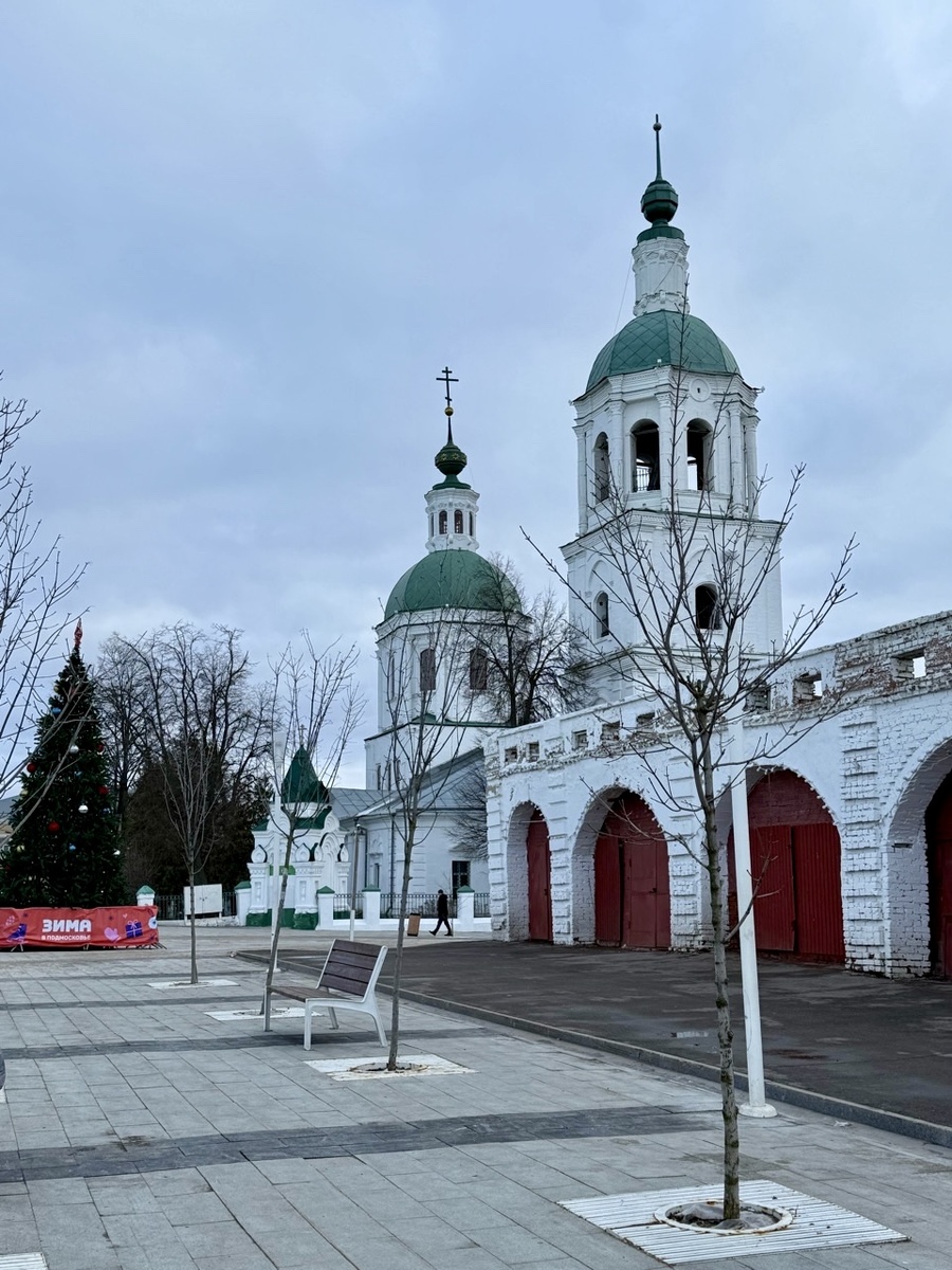Гостиные дворы и Троицкая церковь
