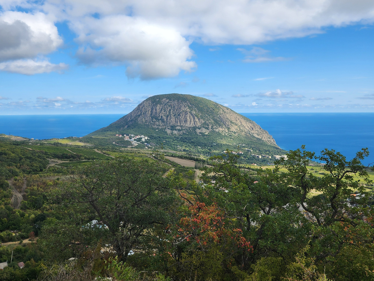 Вид на гору Аю-Даг 