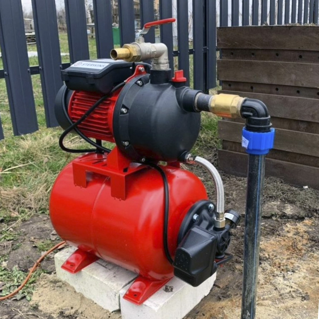 На фото представленна абиссинская скважина, к которой подключена насосная станция. Сам внешний вид ее, это торчащая ПНД труба из земли 32мм.