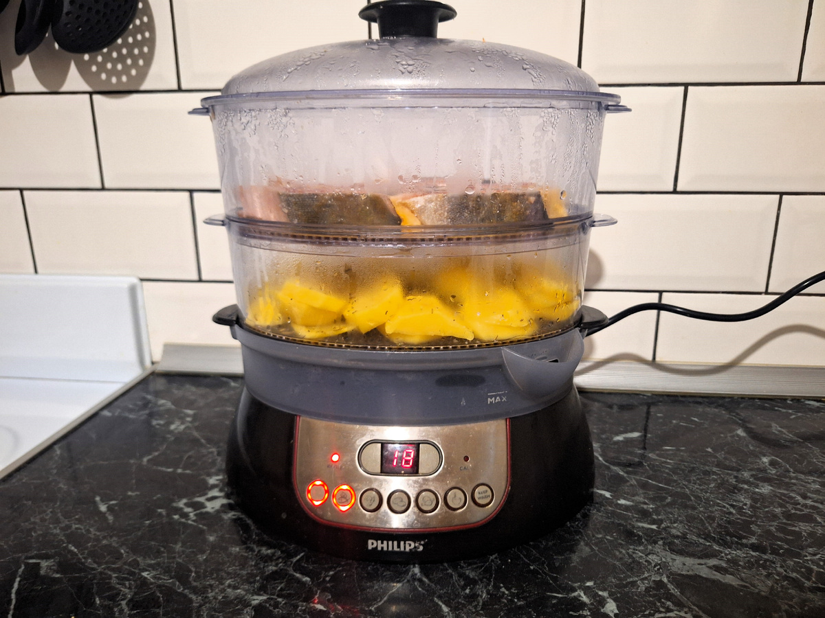 Тут красная дикая рыба и картофель.