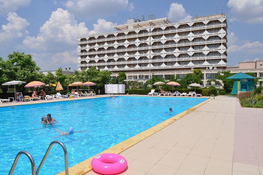 Изюминка санатория "Планета" - круглогодичный подогреваемый бассейн 25 х 15 метров с целебной минеральной водой из собственной скважины. 