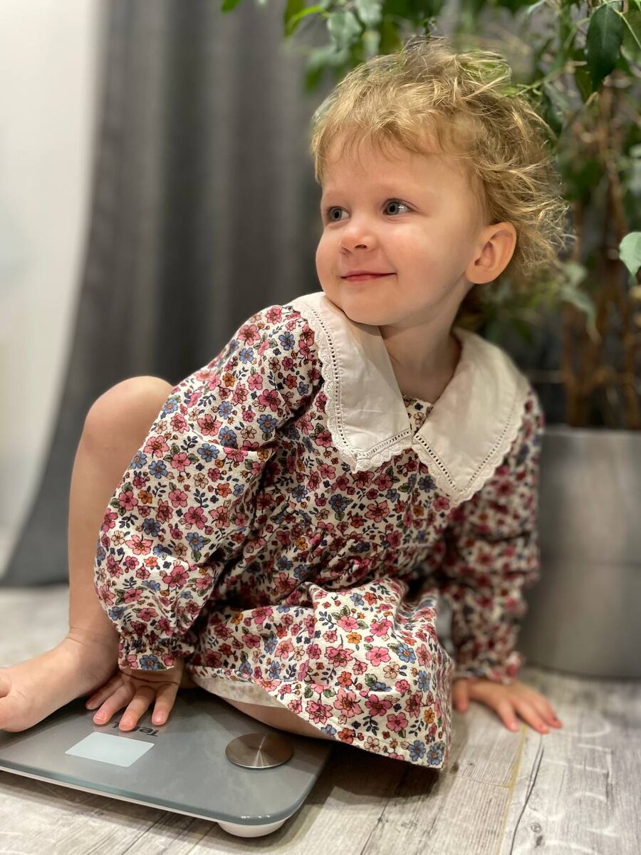 Буба отобрала у мамы весы 😂