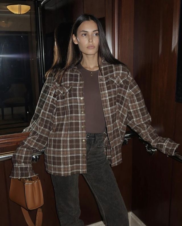 Однотон остается популярен. Топ в цвет рубашки и сумка 👜 