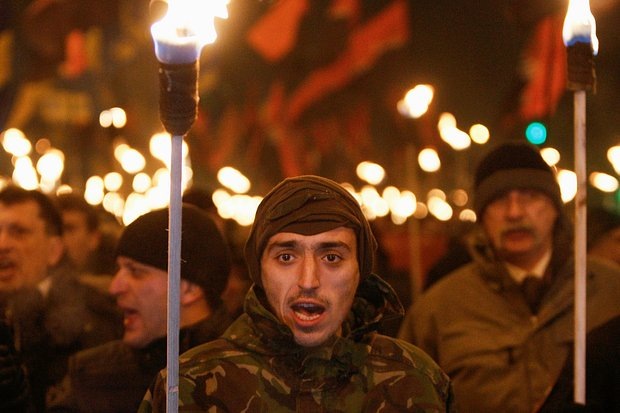    Сторонники украинских националистических организаций, в том числе «Правого сектора», проводят факельное шествие в честь 106-летия со дня рождения Степана Бандеры, Киев, Украина, 1 января 2015 года. Фото: Valentyn Ogirenko / Reuters
