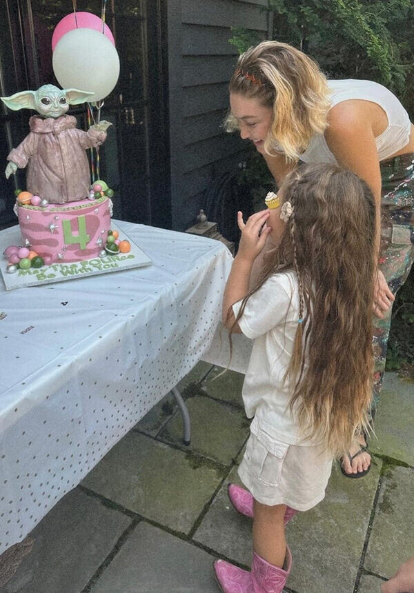     Джиджи Хадид с дочерью КхайСоцсети Джиджи Хадид