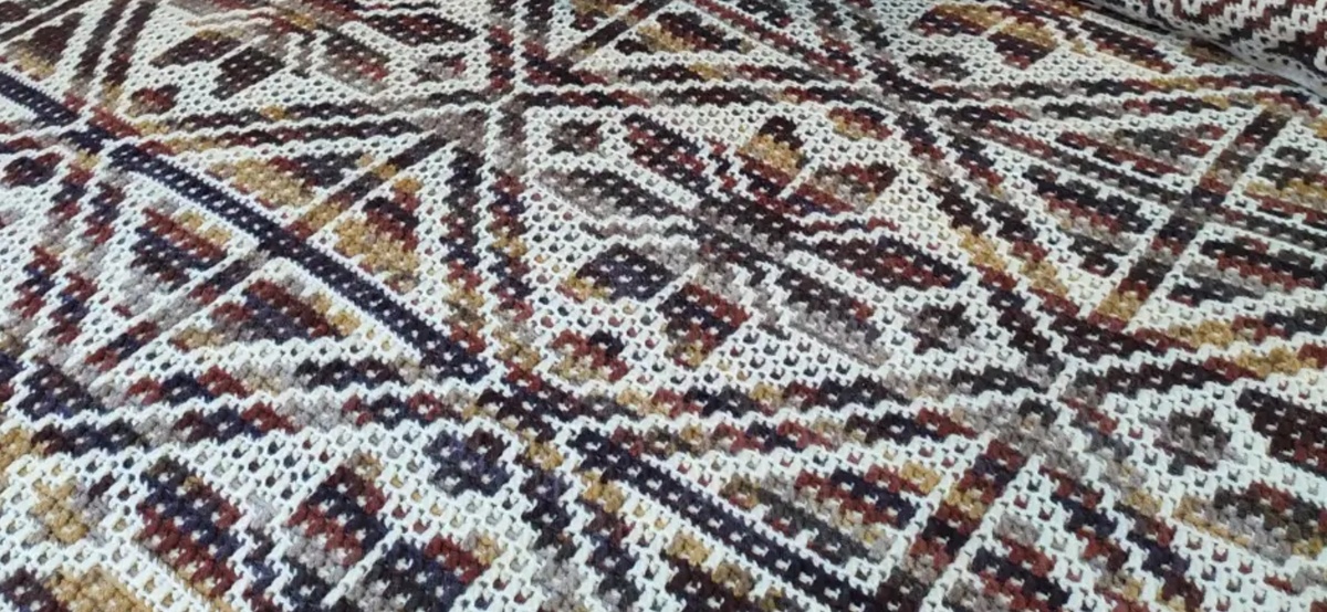 Плед связан крючком 