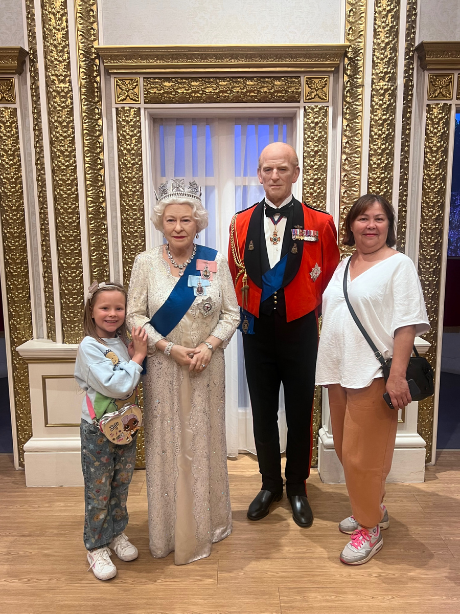 В музее мадам Тюссо. Одежда у нас, конечно, не для королевского приема;)