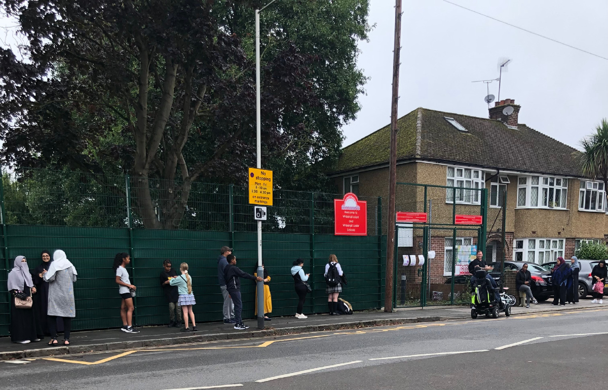 Время 15.00. Здесь родители ждут, когда откроются ворота, и можно будет пройти на поле, куда выводят детей. 