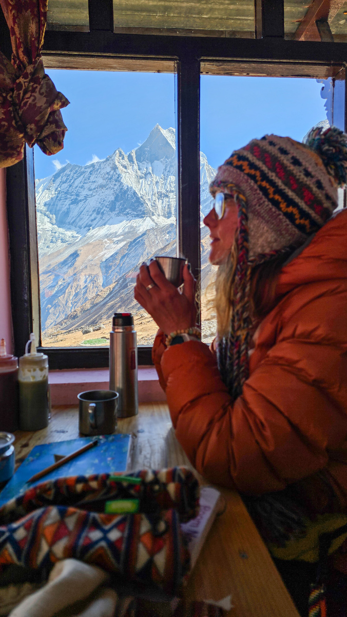 Пью чай с видом на Маччапучаре в АВС.
