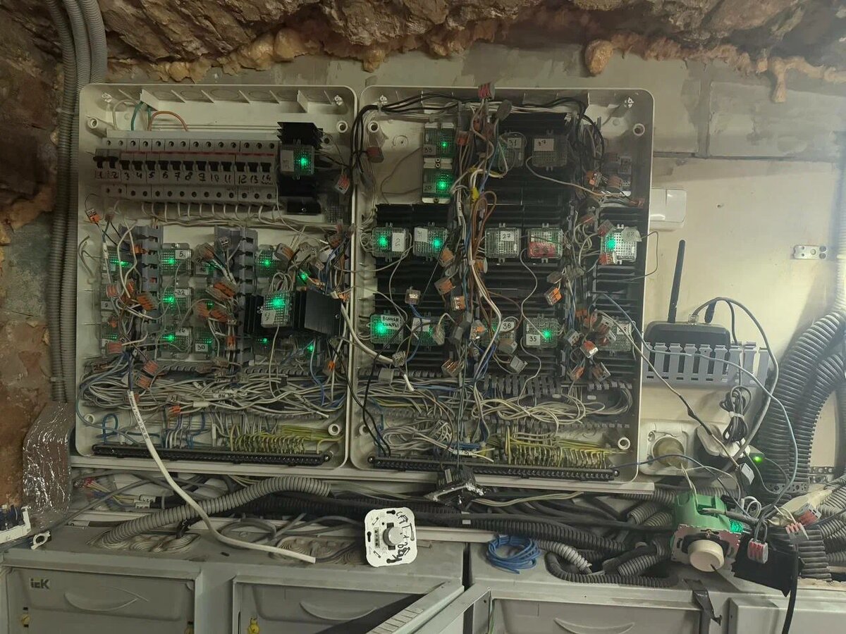 Вот, как выглядит щиток системы