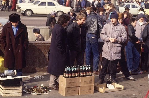 Москва. Начало 90-х. Николай так не стоял не торговал у метро. Лучше нашел вариант.
