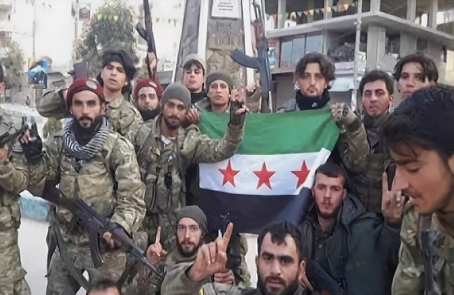 Не так просто разобраться сейчас в сортах экстремистов в Сирии. Тем более, что они с легкостью переходят из лагеря в лагерь . Но на этом фото туркоманы из СНА под покровительством Турции. Фото ТРТ
