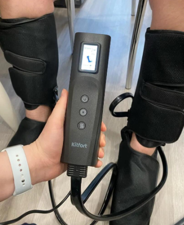 Электрический массажёр для ног Kitfort КТ-2935
На пульте можно регулировать силу сжатия, выбирать зону массажа и включать подогрев стоп. Фото из отзыва на Озон