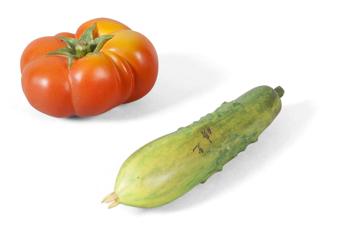 Мицухару. Резьба по кости, окрашивание. 1912-26 гг. Размеры: огурец 10,5 см, помидор 5,5 см