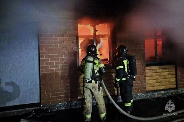    Фото: пресс-служба МЧС по Челябинской области/ Пожар в павильоне "Дом колясок".