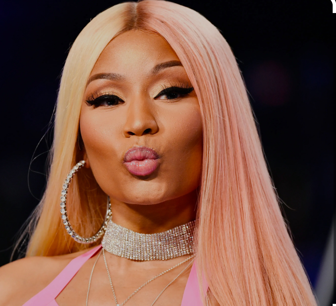 Никки Минаж — американская певица, репэр, актриса, автор песен. Солнечный Стрелец. В своё время в интервью много говорила о своём детстве и проявленных альтер-эго, которые помогали ей уйти от неприятных воспоминаний, от реальности. Талантливая женщина смогла их воплотить в средство самовыражения в музыкальной индустрии. Альтер-эго, по словам Никки, помогают ей донести через творчество свою точку зрения и добавить больше разнообразия в свою музыку.   