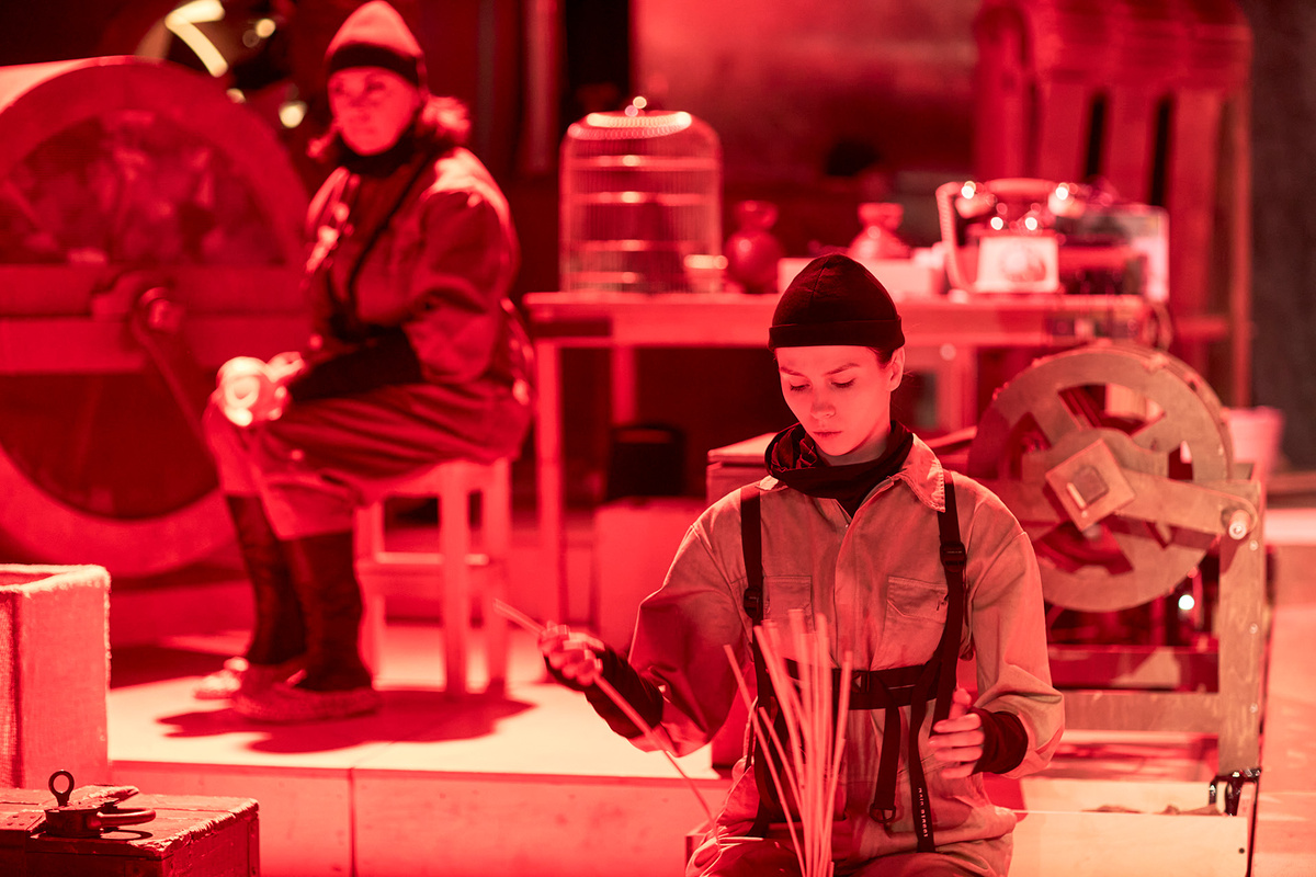    Сцена из спектакля «Сон в русскую ночь»