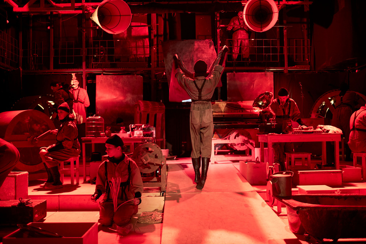    Сцена из спектакля «Сон в русскую ночь»