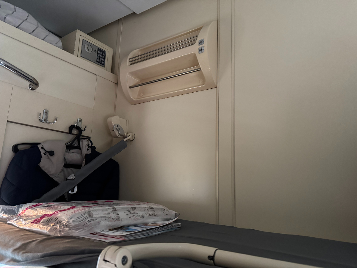 У каждого места в купе имеется сейф... Фото автора