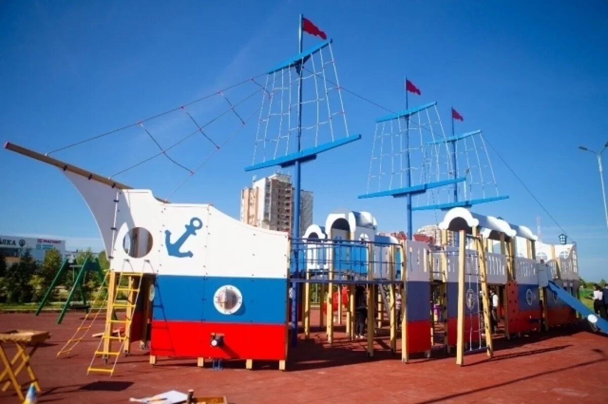    К юбилею Ухты предприятие установило детский игровой комплекс "Корабль".