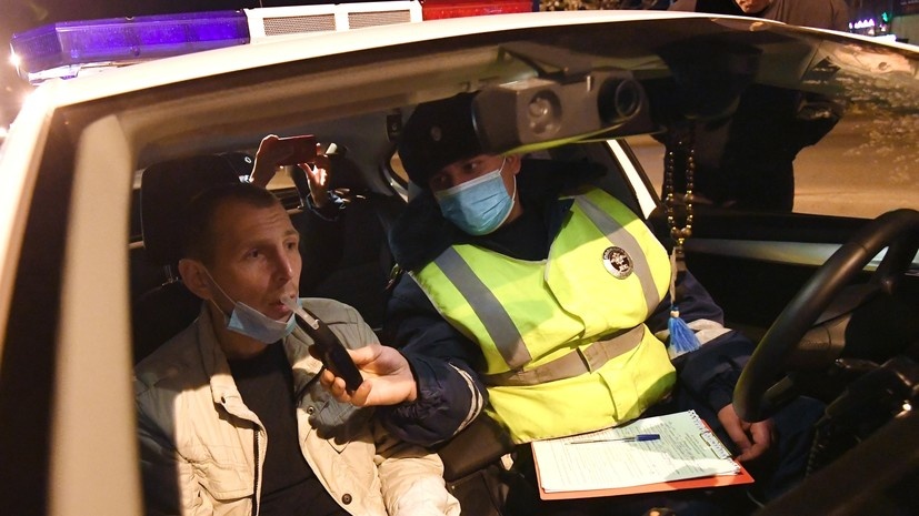     Сотрудник ДПС ГИБДД при проверке водителя такси с подозрением на алкогольное или наркотическое опьянение  Илья Наймушин