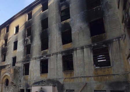    Отчаявшиеся жители Мариуполя, оставшиеся бомжами, записали обращения к президенту