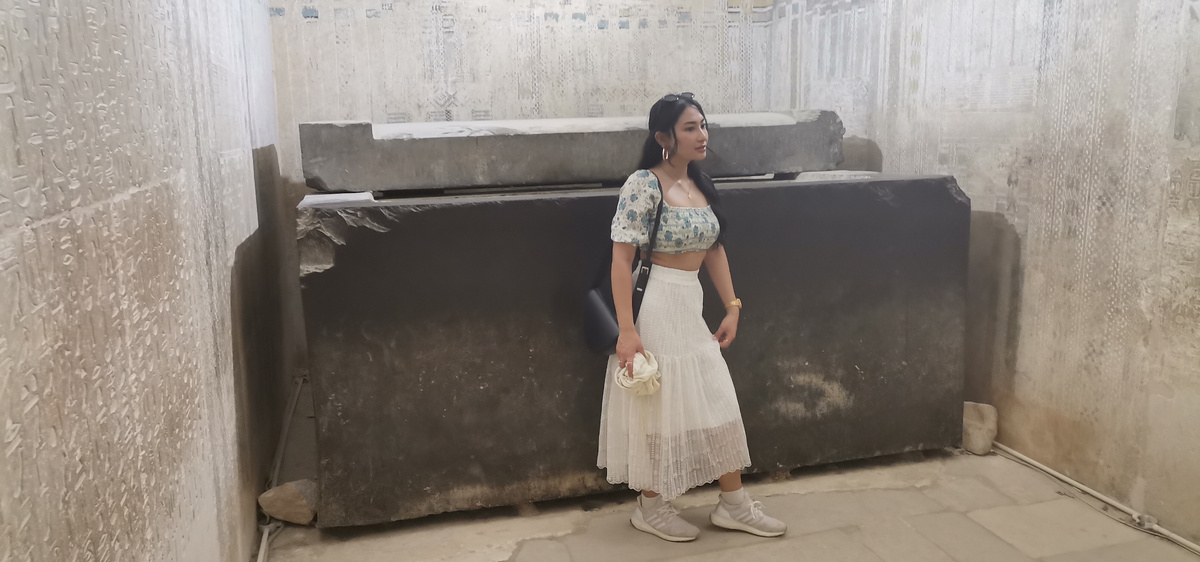 Каменный саркофаг внутри пирамиды Унаса.