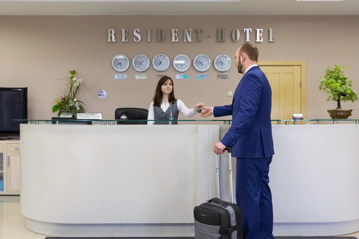 С бесконтактным заселением время ожидания будет меньше, а процесс регистрации — проще. Гости могут заранее подготовить документы и информацию о себе, а затем просто предъявить их на экране смартфона или с помощью QR-кода. Фото: Ольга Дадашева / Яндекс Карты