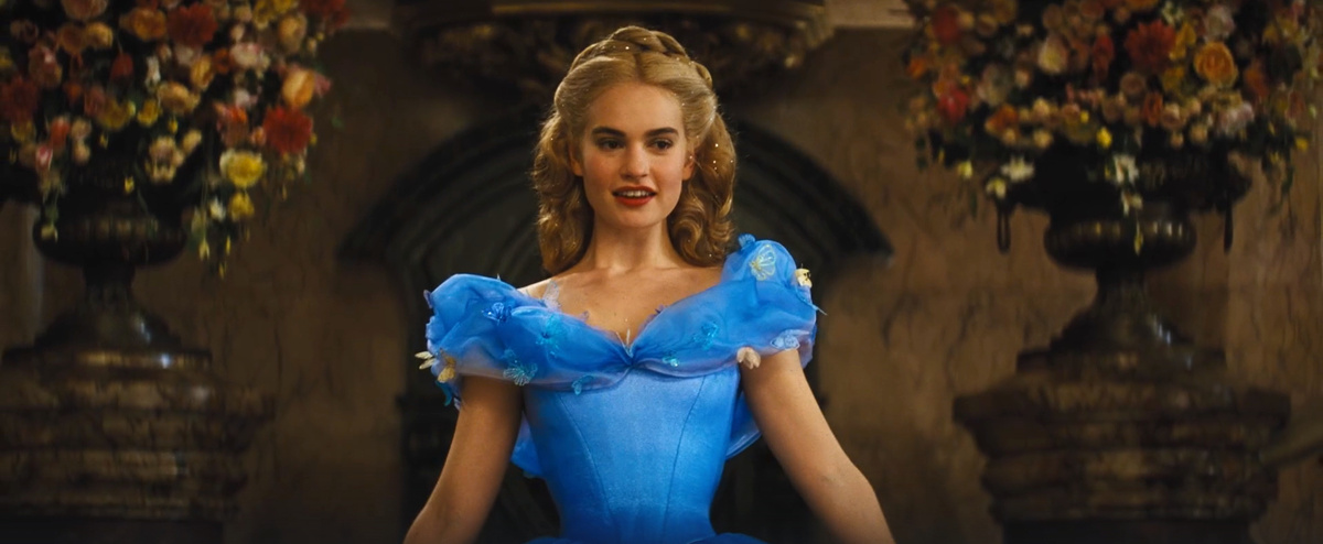 Кадр из кинофильма "Золушка", 2015 г., режиссер Кеннет Брана, сценаристы Эйлин Брош МакКенна, Крис Вэйтц, композитор Патрик Дойл (скриншот) 