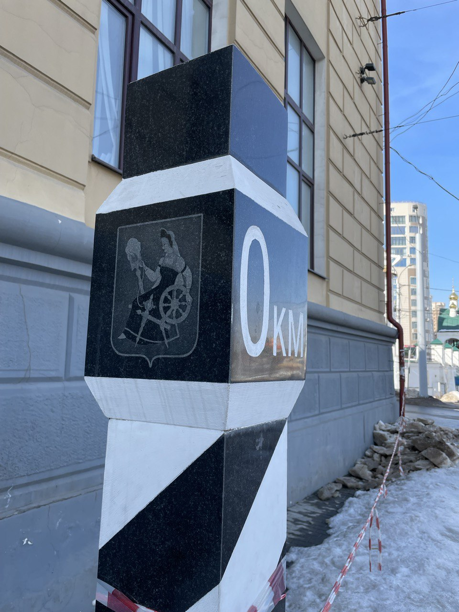 Нулевой километр у здания Главпочтамта.