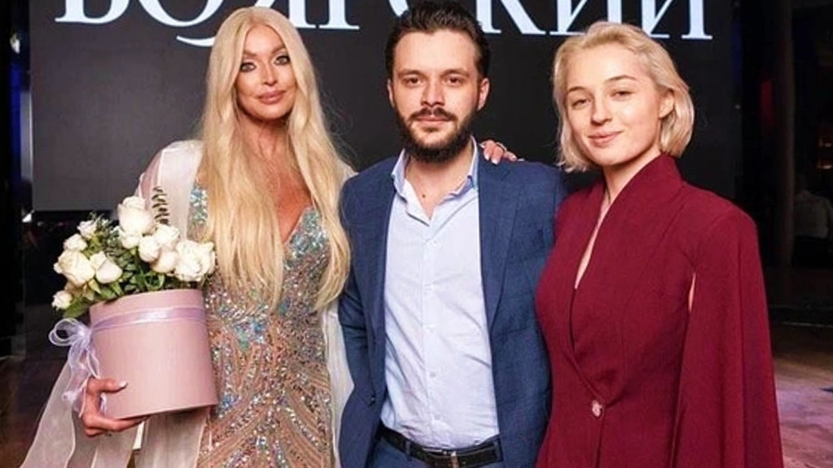 Анастасия Волочкова с дочерью Ариадной и её женихом Никитой