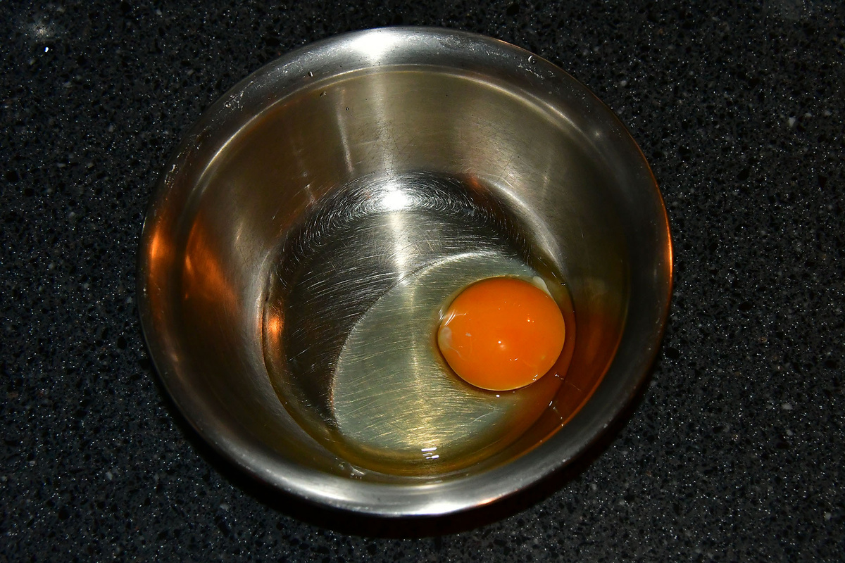 Вбиваем яйцо в миску