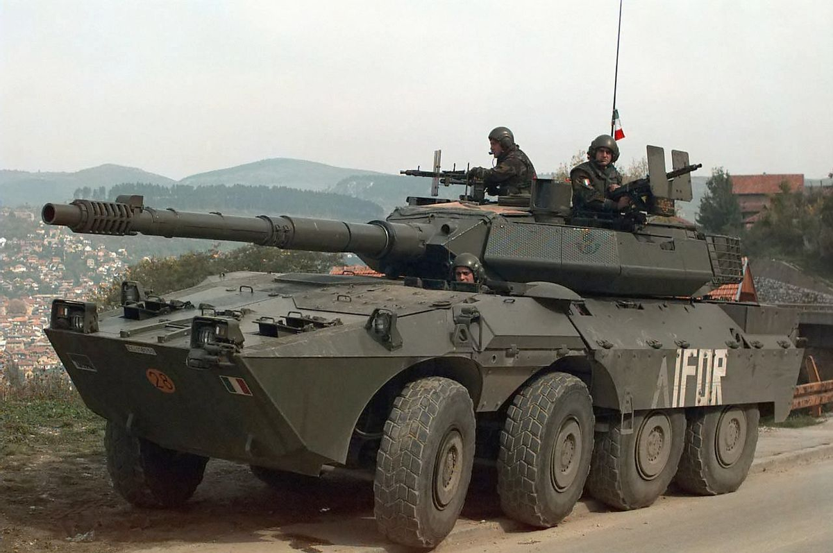 Итальянский Centauro B1 со 105-мм пушкой в Боснии в 1996 году