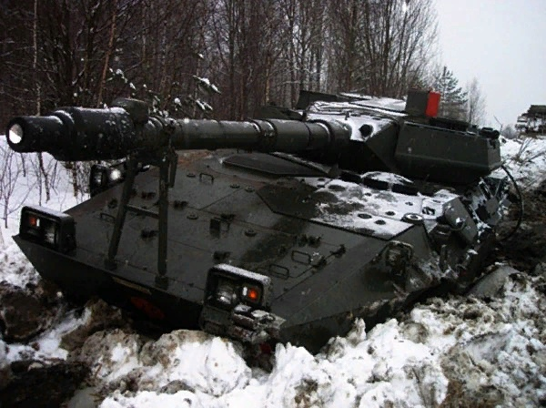 Centauro забрался плотно в снег с грязью зимой