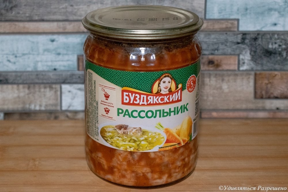 Девушка мило улыбается