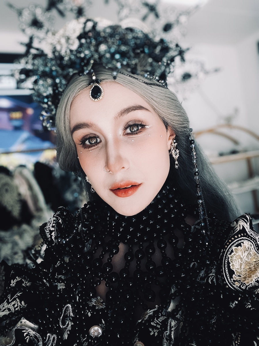 Макияж с выбеливающим тоном, в стиле Доён и с кривым контурингом носа