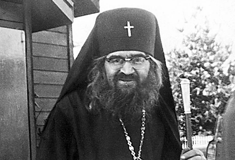 Иоан Шанхайский и Сан Францизкий. Тоже помогал людям.